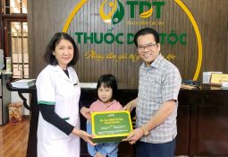 NS Trần Nhượng tin tưởng đưa cháu gái điều trị bệnh dạ dày tại Trung tâm Thuốc dân tộc