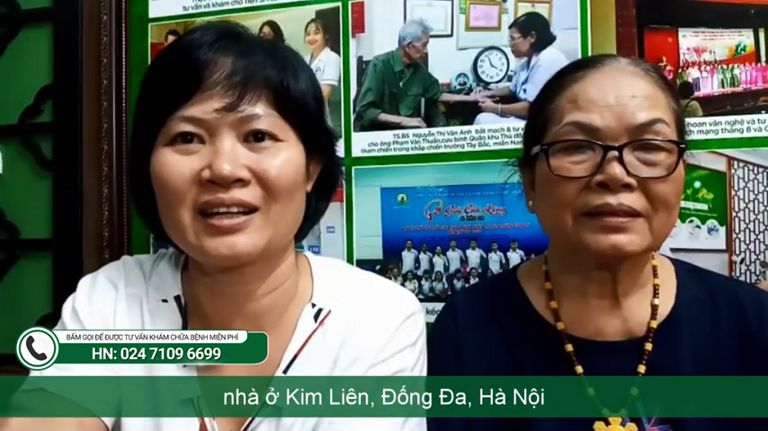 Chị Vân Thanh và mẹ được ghi lại khi đến Trung tâm Thuốc dân tộc tái khám