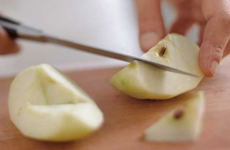 Người bị trào ngược dạ dày khi ăn táo cần lưu ý loại bỏ sạch phần vỏ và hạt
