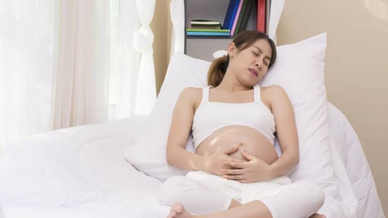 Đau dạ dày khi mang thai có thể khởi phát bởi nhiều nguyên nhân khác nhau như chế độ ăn uống, sinh hoạt không điều độ, thay đổi hormone thai kỳ,...