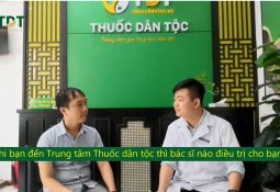Anh Huỳnh Duy Khải (bên trái) đang nói chuyện với bác sĩ Trần Mạnh Xuyên