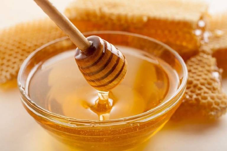Mật ong có vị ngọt, tính ấm và các chất chống viêm rất tốt cho người bị đau bao tử
