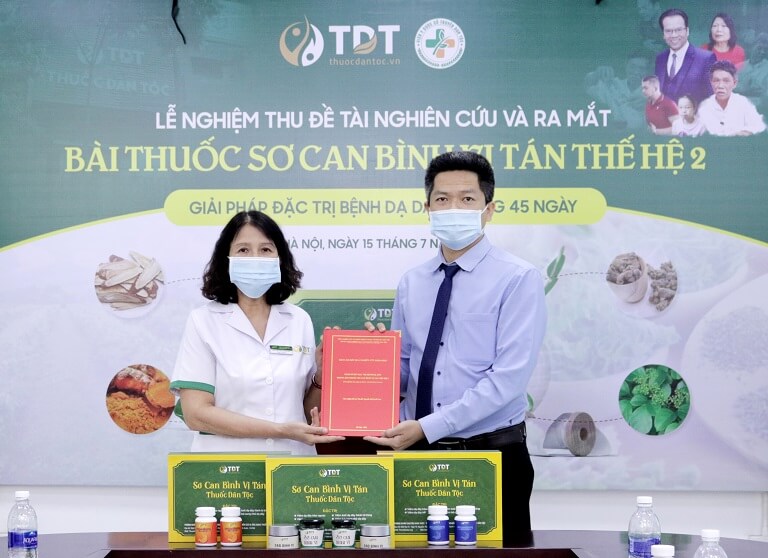 Bác sĩ Tuyết Lan trao kết quả nghiên cứu và đề tài cho đại diện Trung tâm – ông Nguyễn Quang Hưng