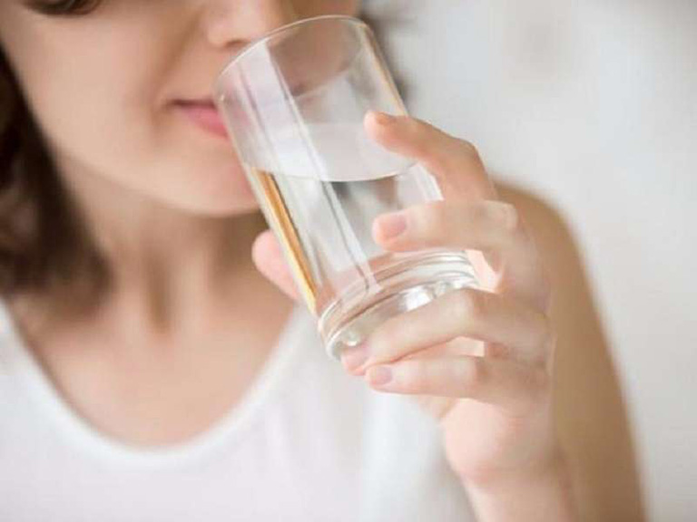 Uống đủ nước mỗi ngày giúp người bệnh có sức khỏe tốt hơn